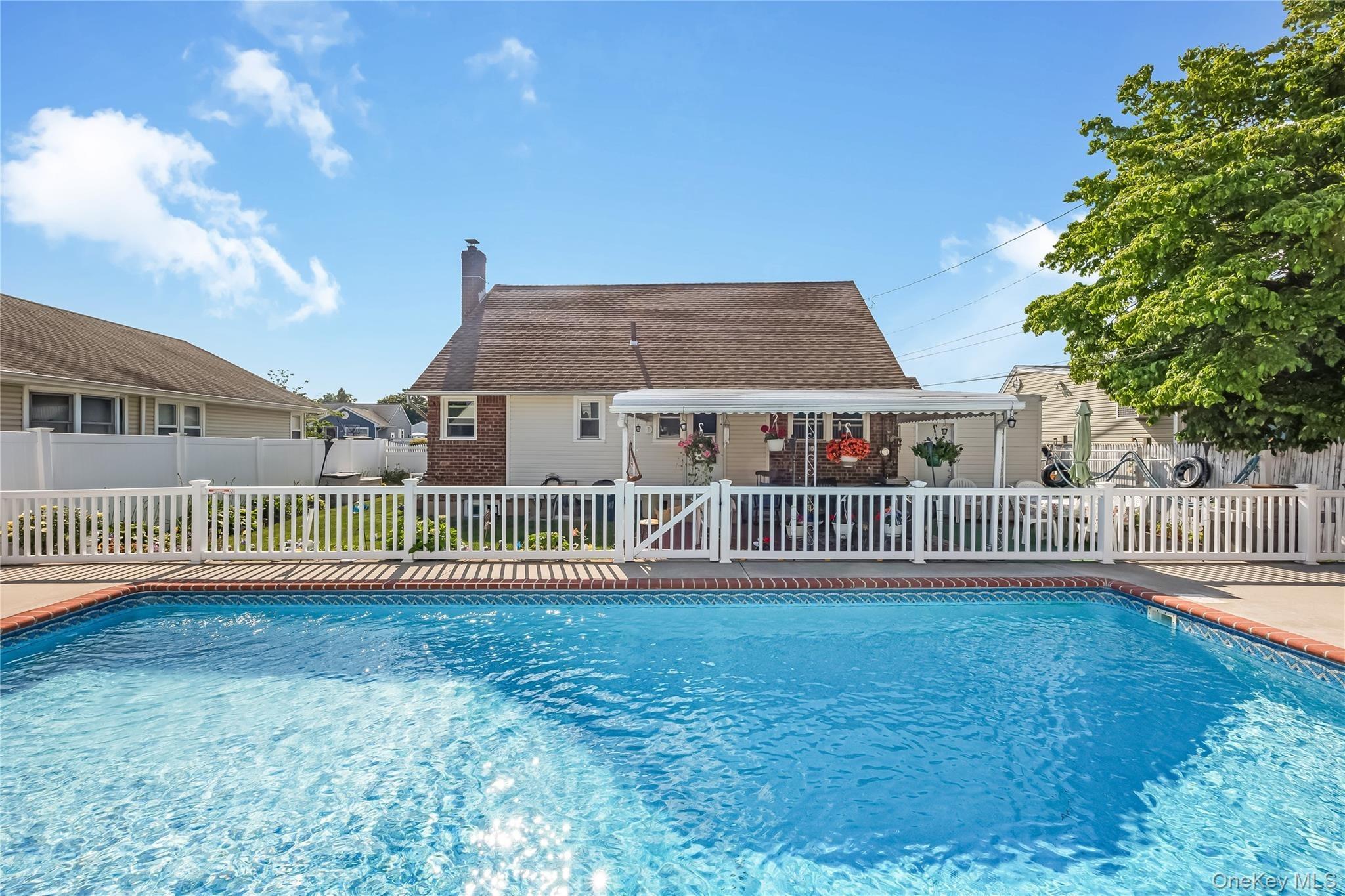 Scholl Dr, Farmingdale, NY 11735