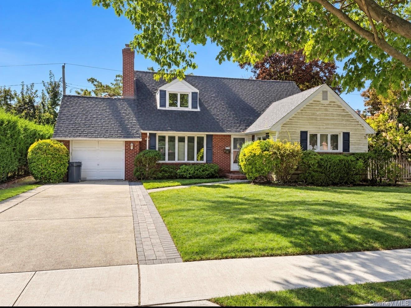 Amherst St, Garden City, NY 11530
