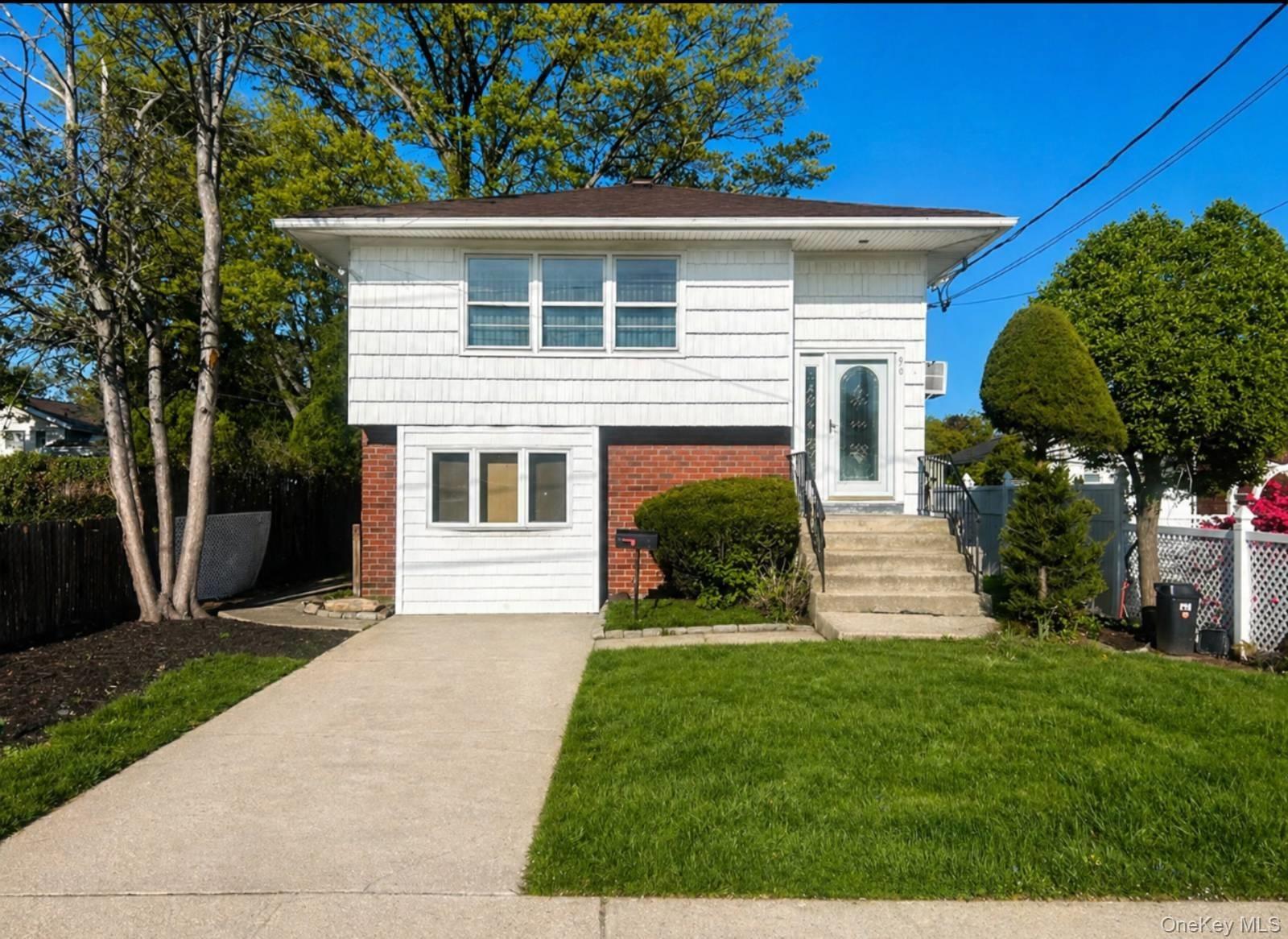 Linden Ave, Westbury, NY 11590