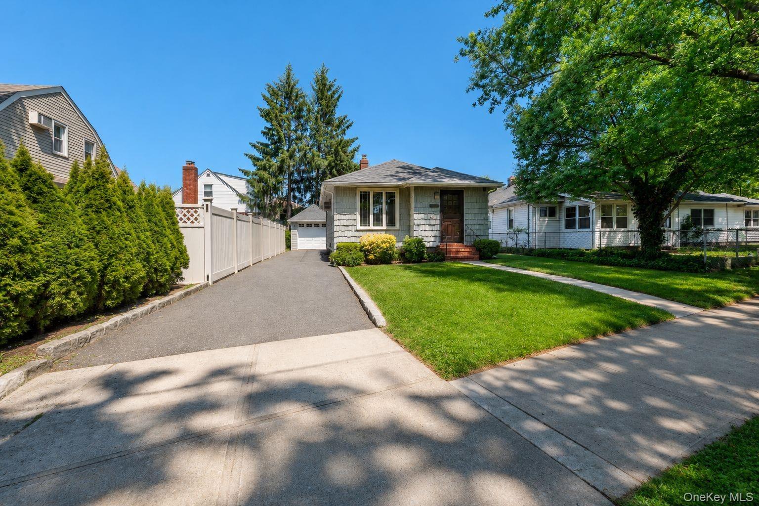 E Williston Ave, Floral Park, NY 11001