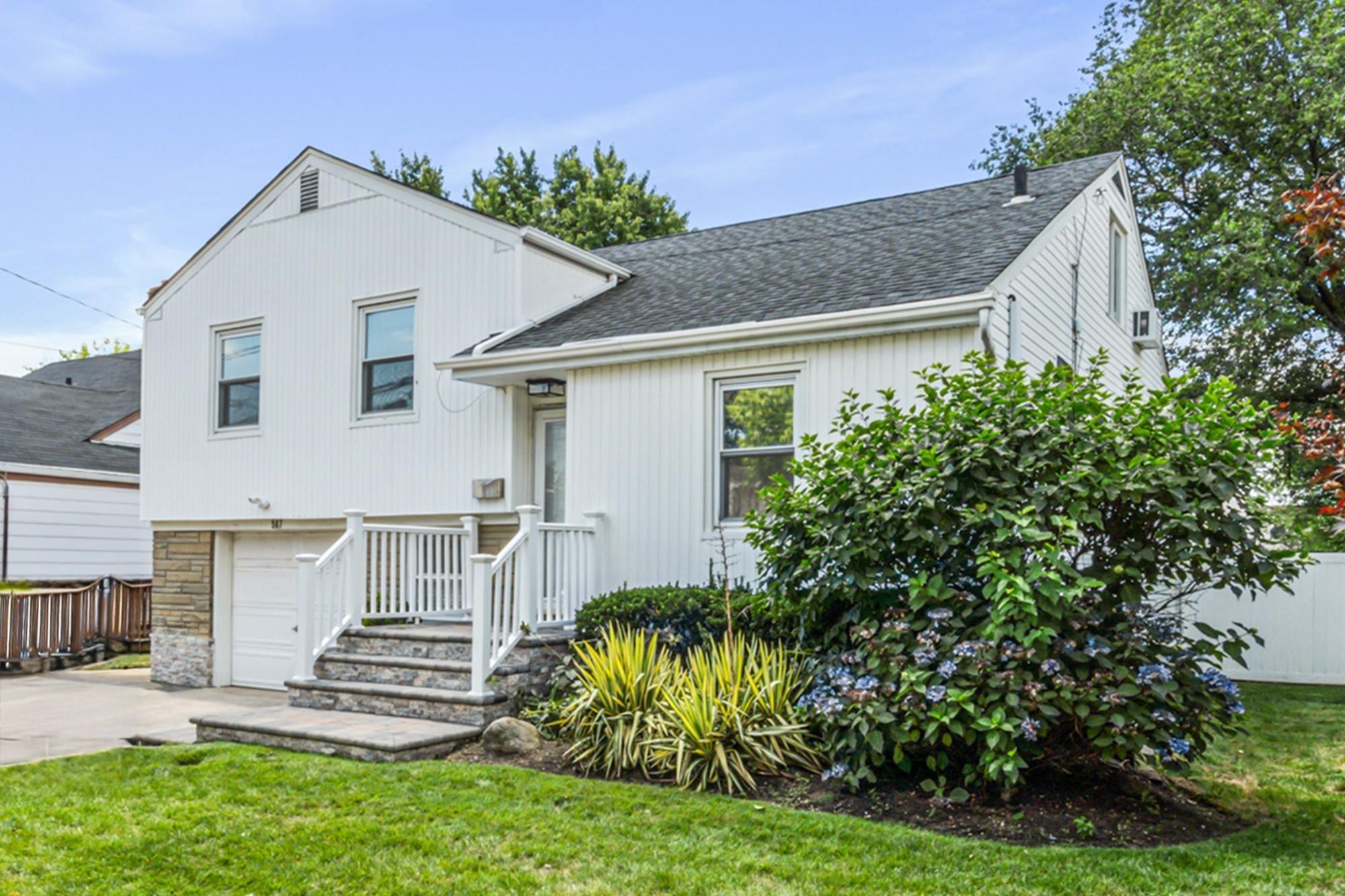 Oxford Rd, Cedarhurst, NY 11516