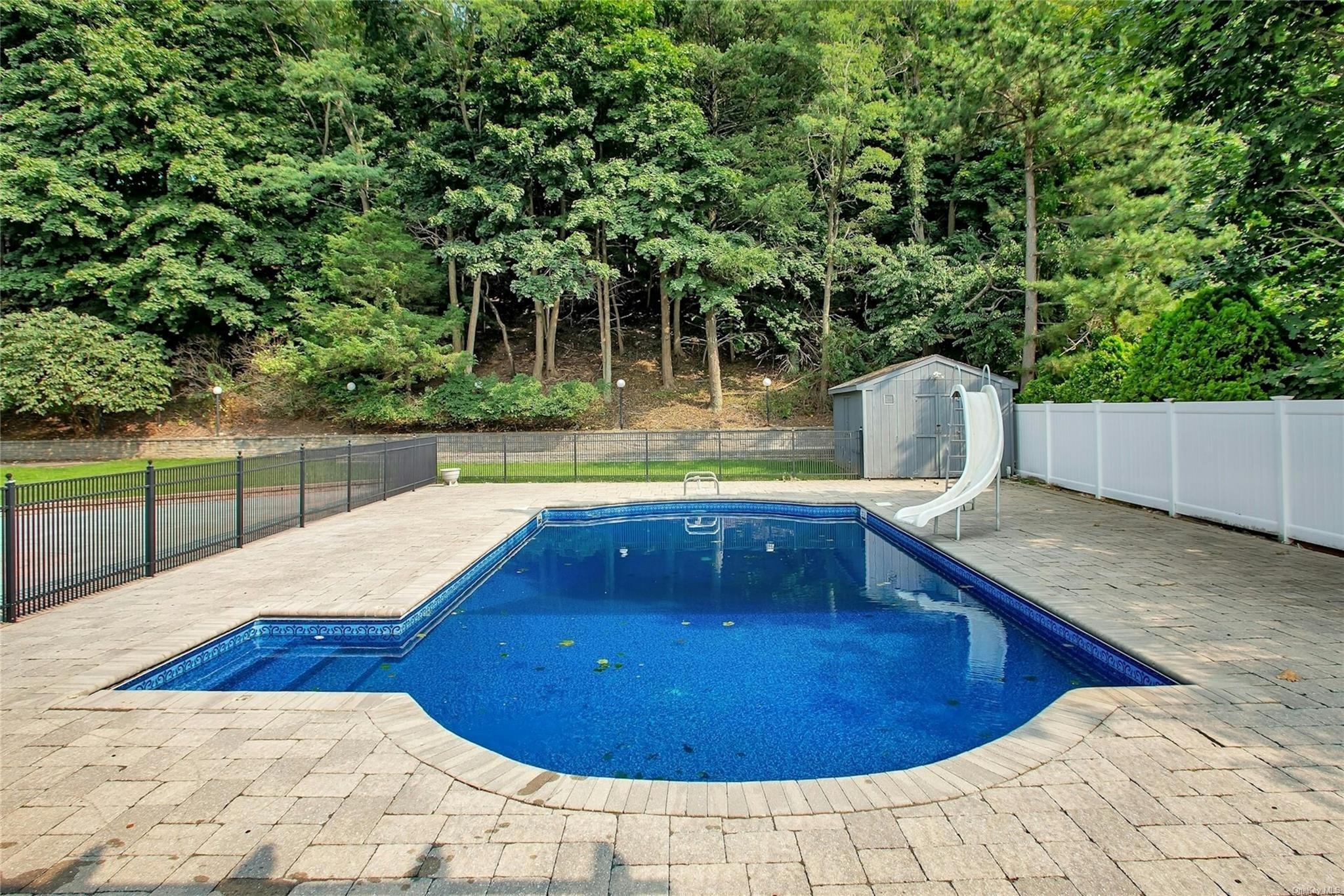 Clipper Dr, Northport, NY 11768