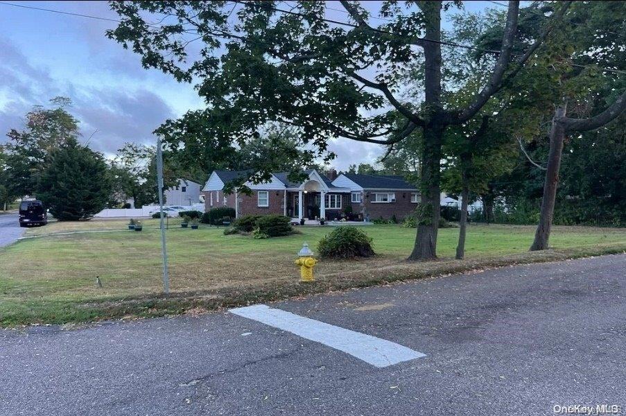 Hilltop Ln, Wheatley Heights, NY 11798