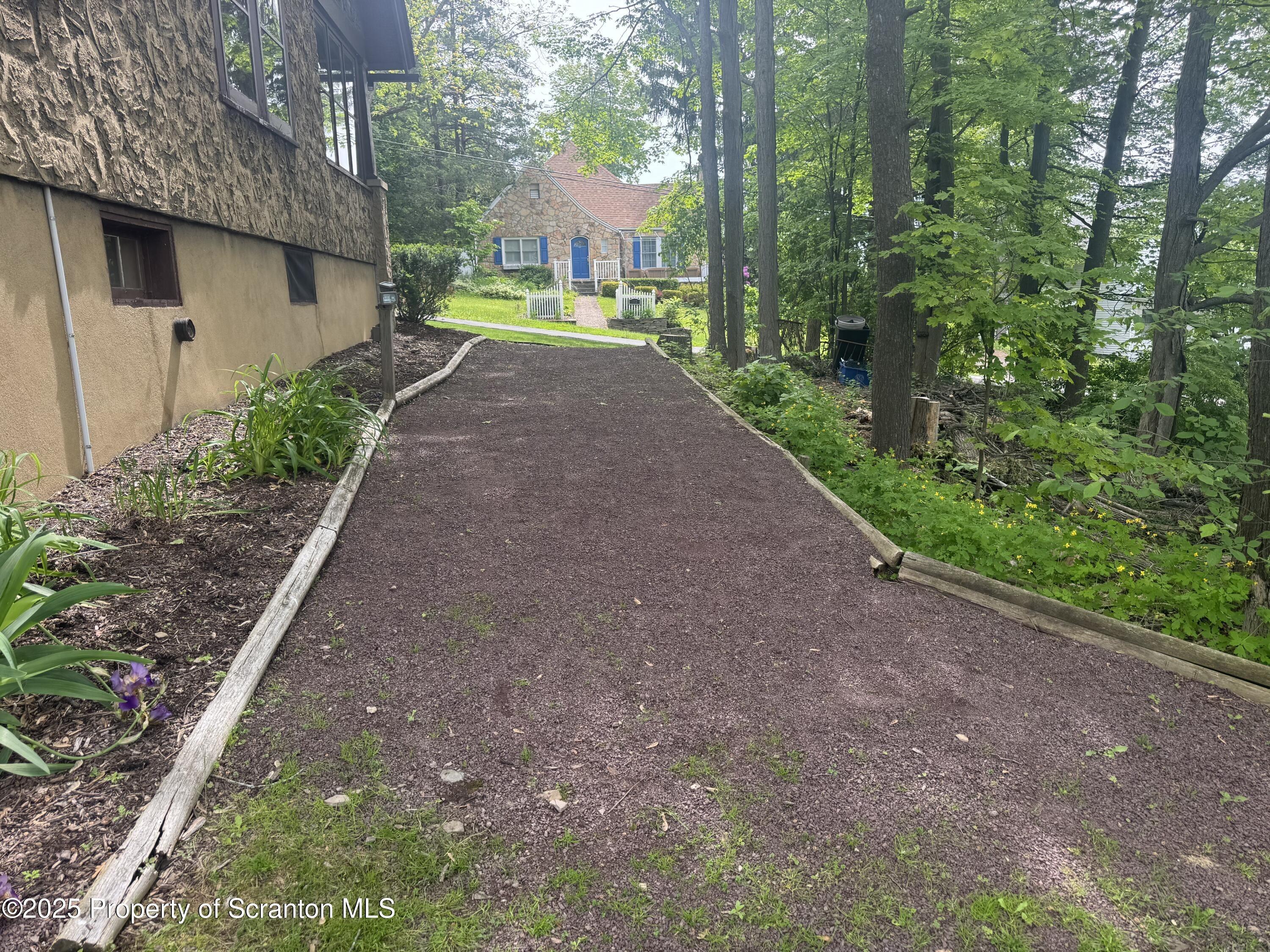Claremont Ave, Clarks Summit, PA 18411