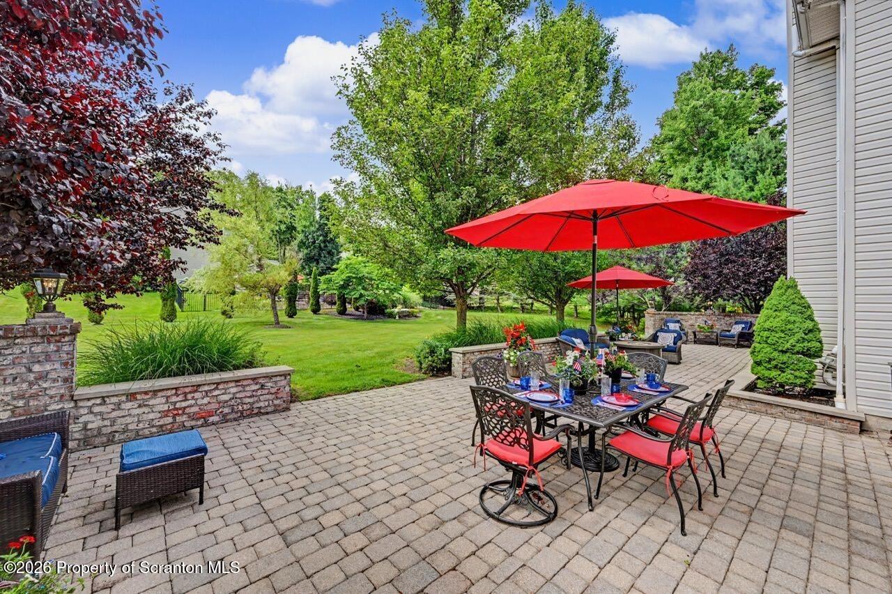 Clover Ln, Moscow, PA 18444