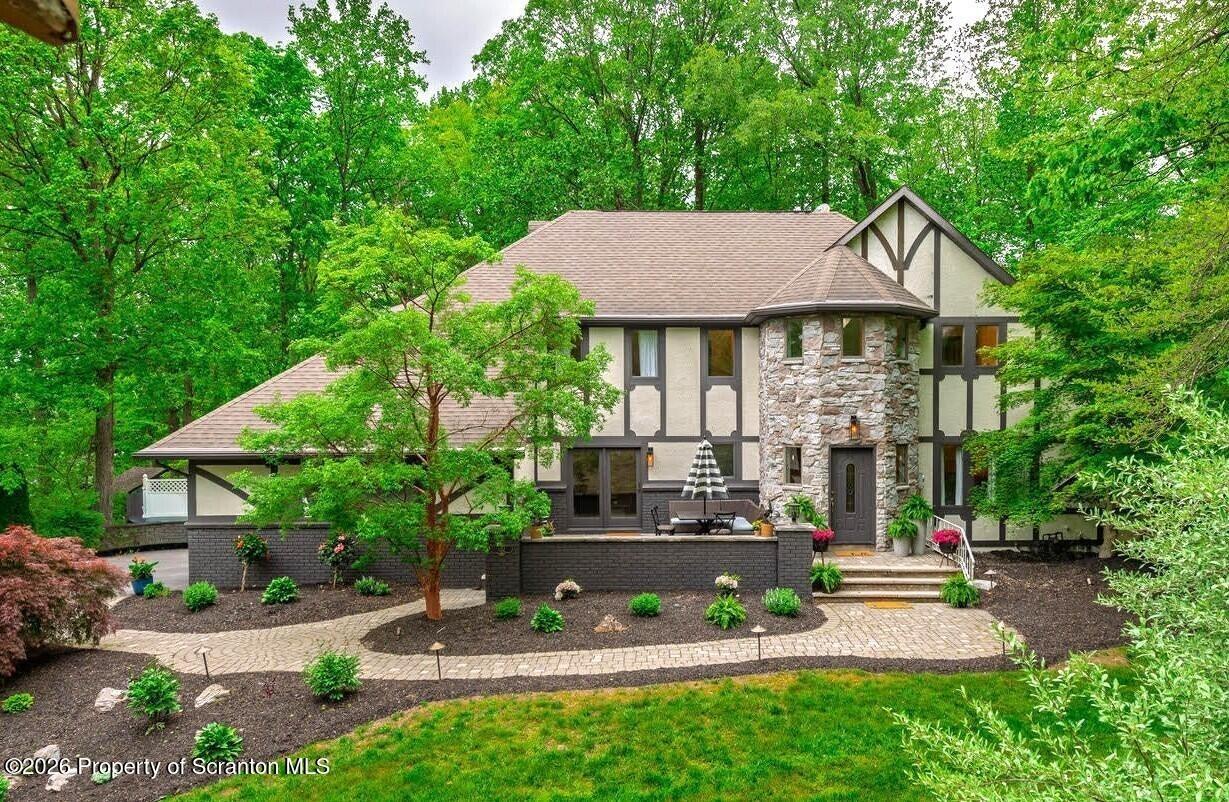 Longfellow Close, Moosic, PA 18507