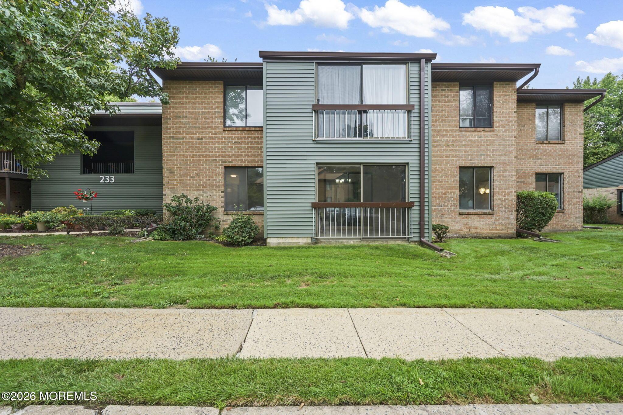 Medford Ct, Manalapan, NJ 07726