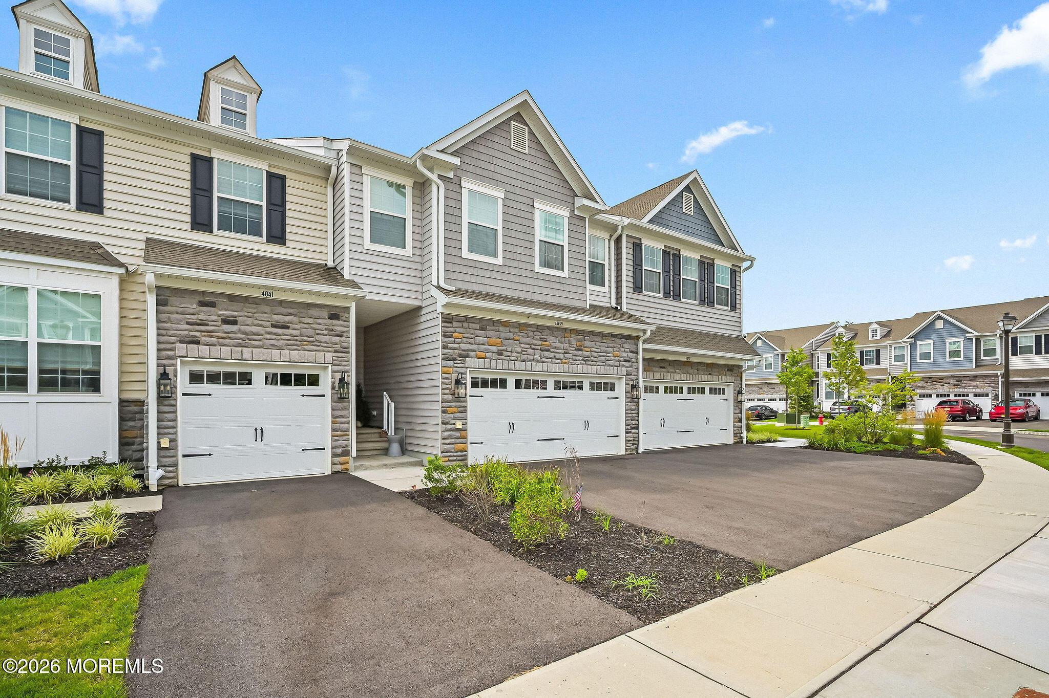 Heron Dr, Farmingdale, NJ 07727