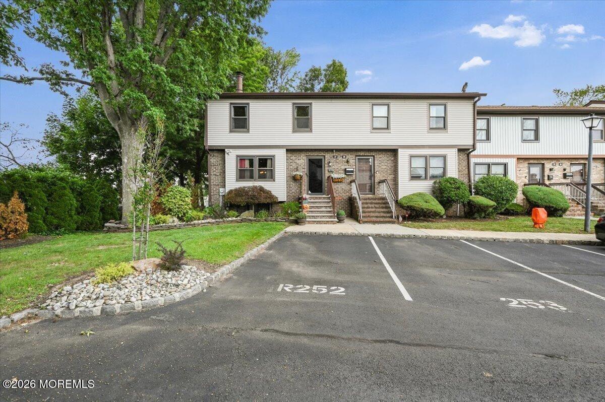 Highview Dr, Woodbridge, NJ 07095