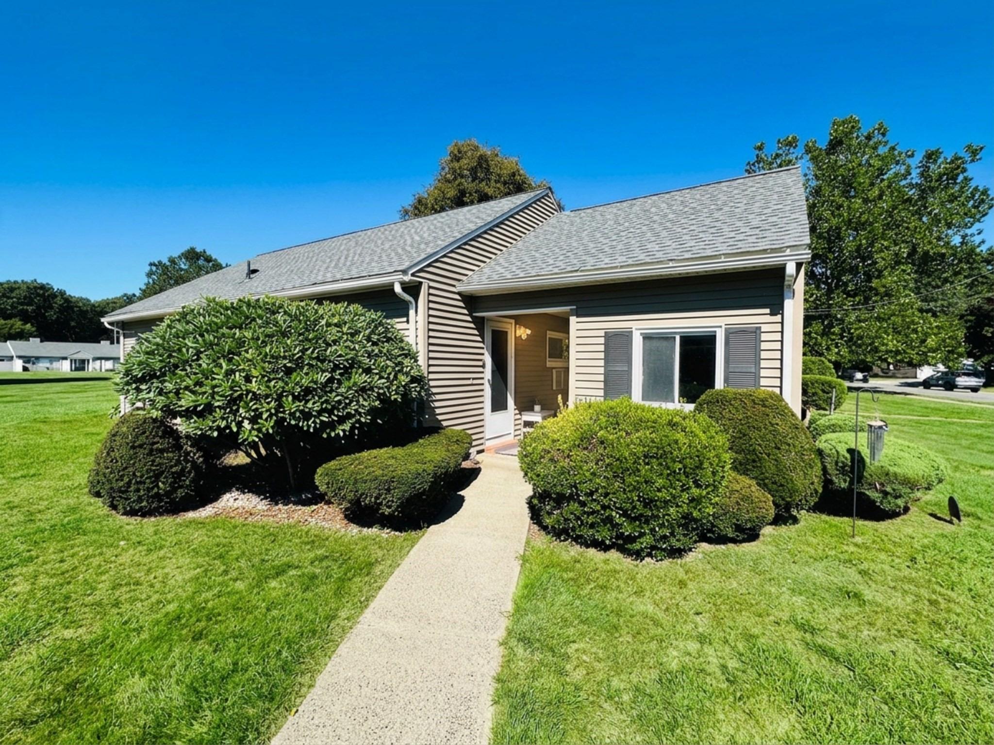 Horseshoe Dr, Chicopee, MA 01022