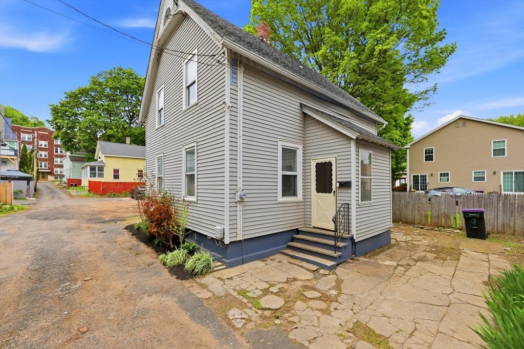 Owens Pl, Holyoke, MA 01040