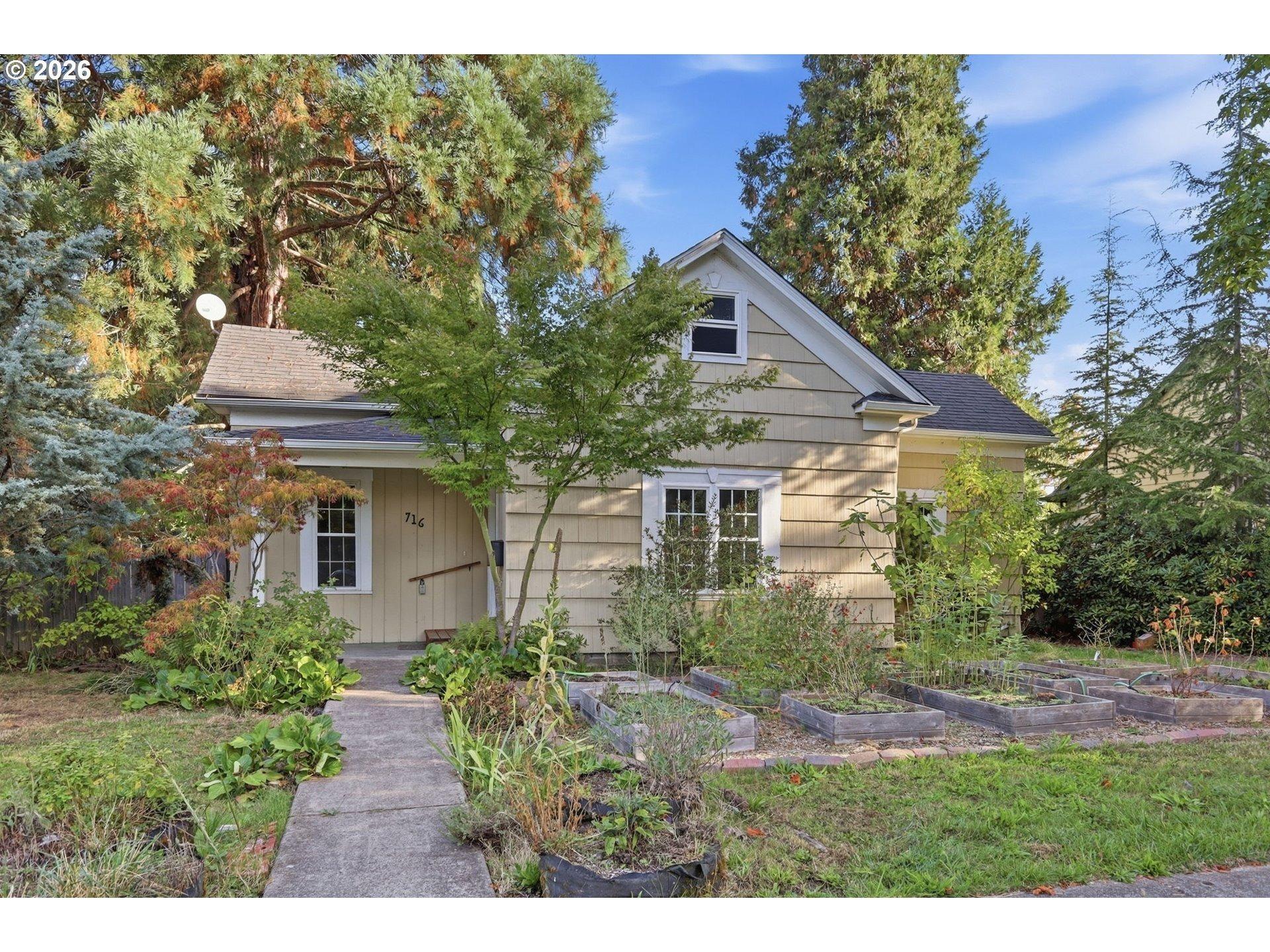 F St, Springfield, OR 97477