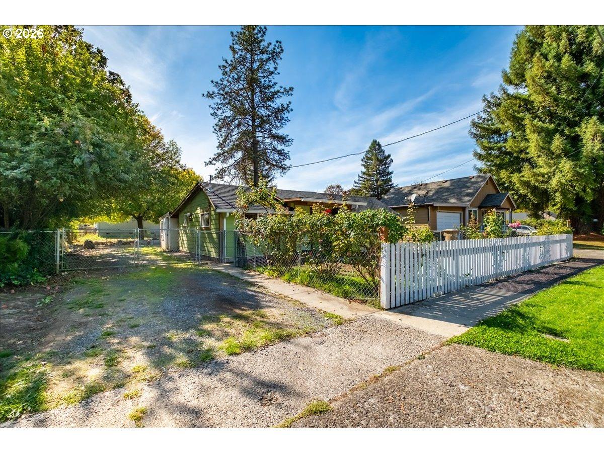 Elm St, Sweet Home, OR 97386