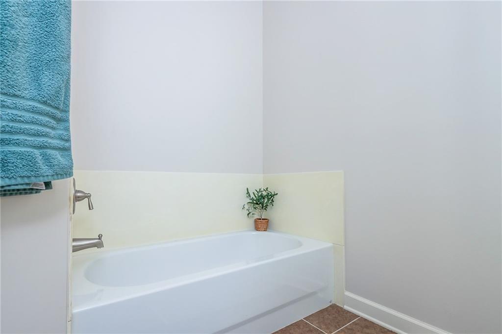Glisten Ave, Sandy Springs, GA 30328