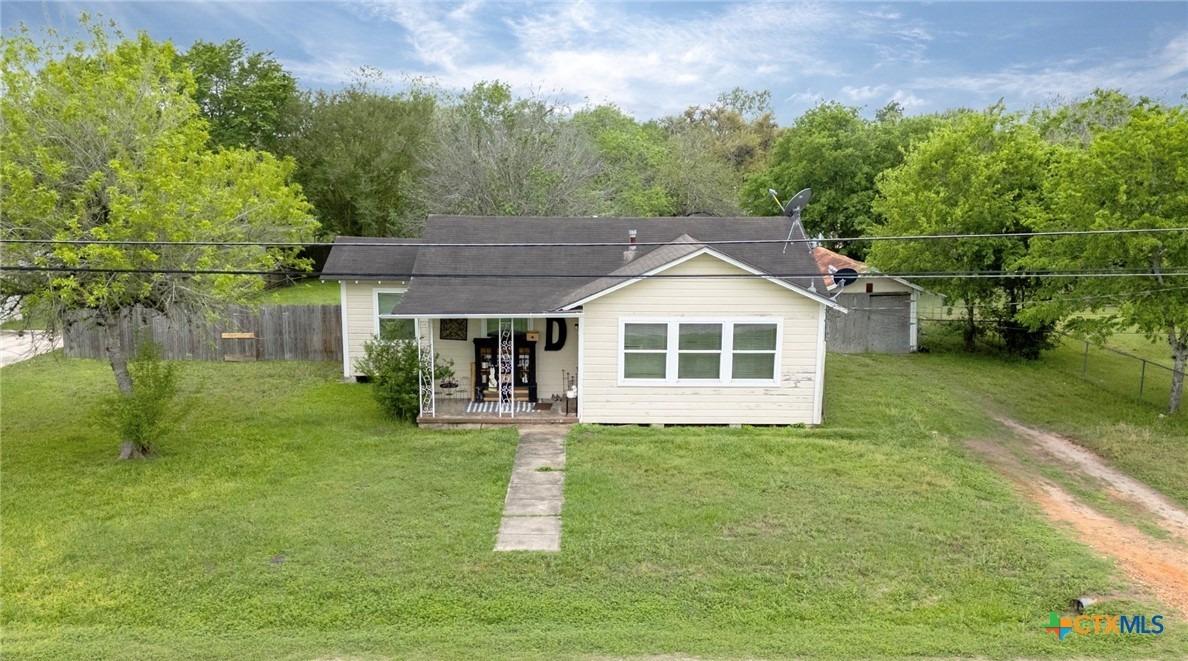 Maple St, Yoakum, TX 77995