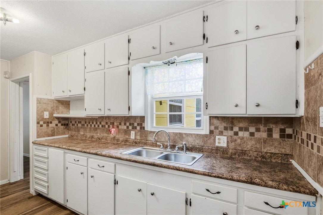E Mistletoe Ave, Victoria, TX 77901
