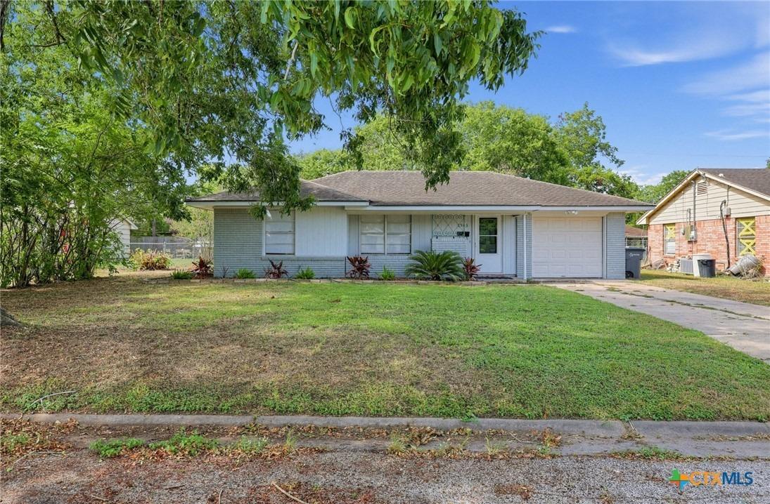 Bexar Ave, Victoria, TX 77901