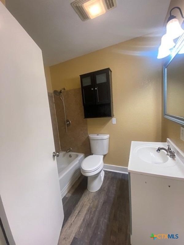 S Hackberry Ave, Luling, TX 78648