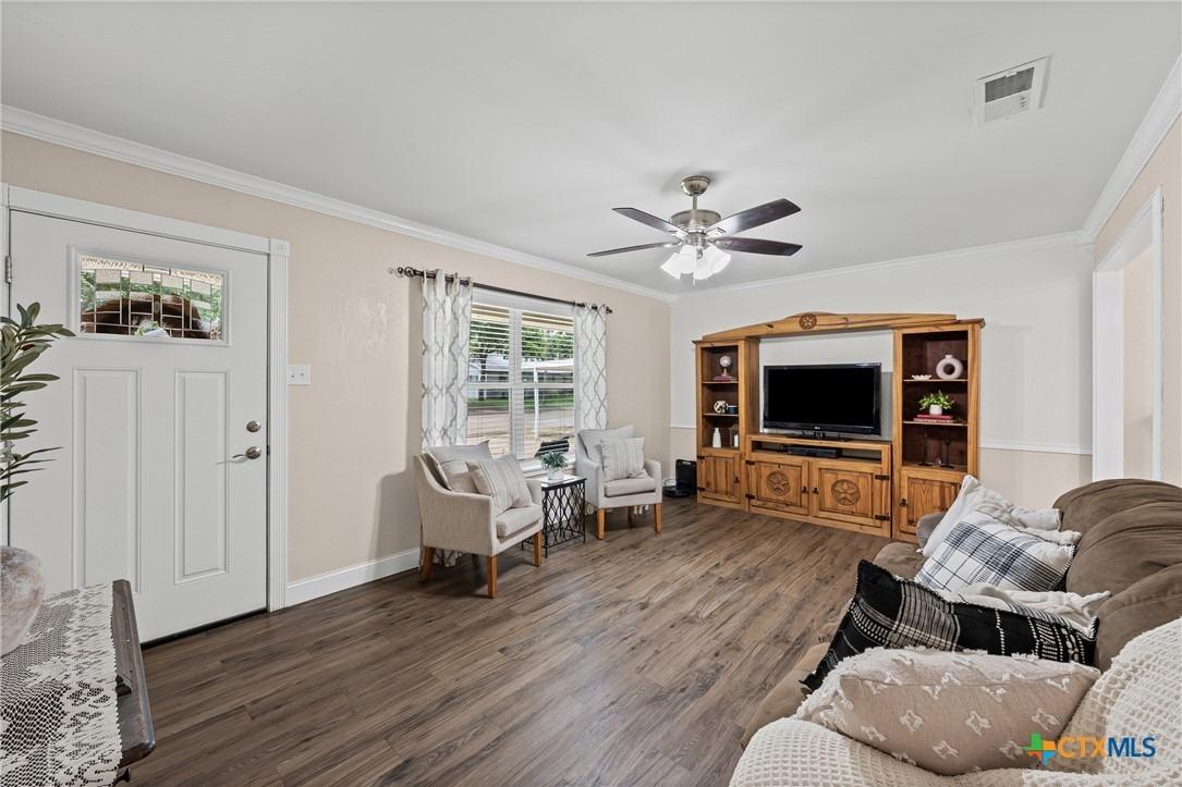 N Davis Ave, Cameron, TX 76520