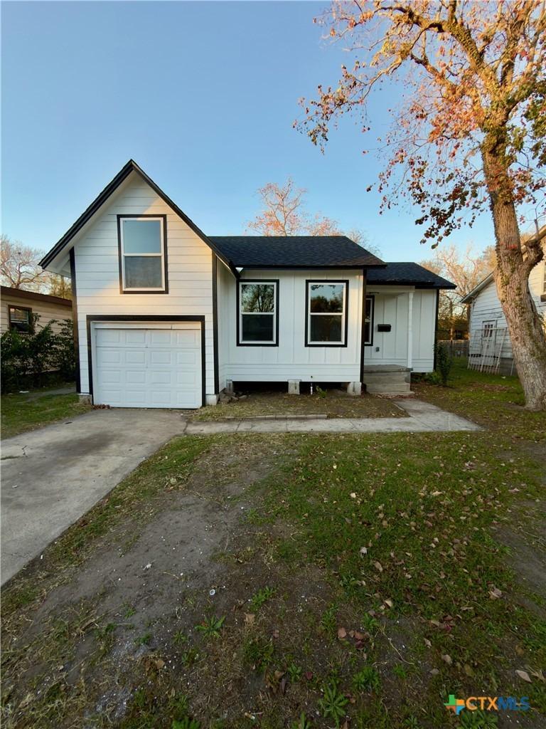 E Anaqua Ave, Victoria, TX 77901