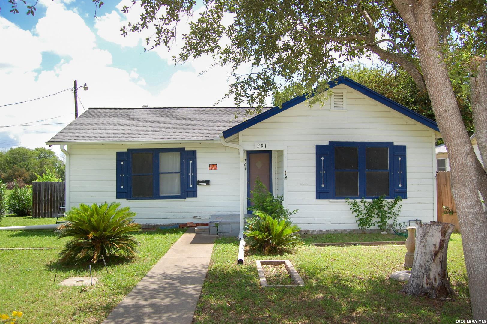 S Alta Vista St, Beeville, TX 78102