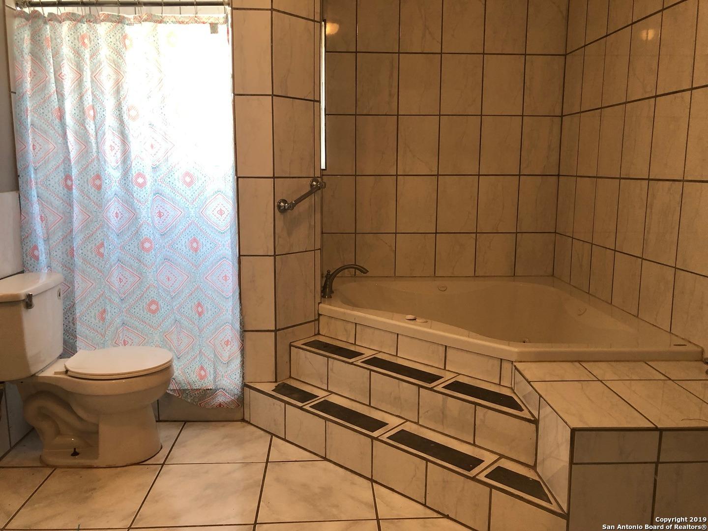 Rooster Dr, Pleasanton, TX 78064