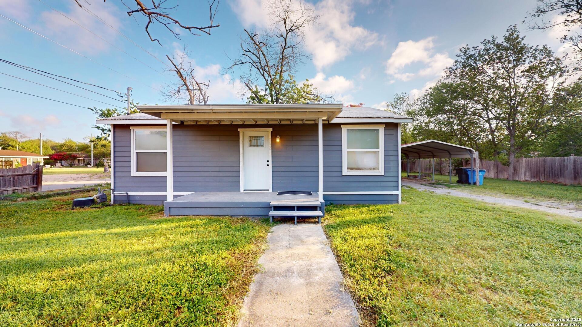E New Braunfels St, Seguin, TX 78155