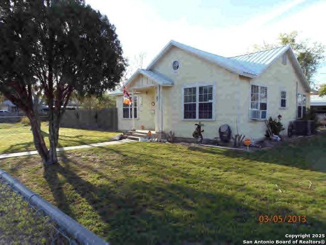E Clare St, Beeville, TX 78102