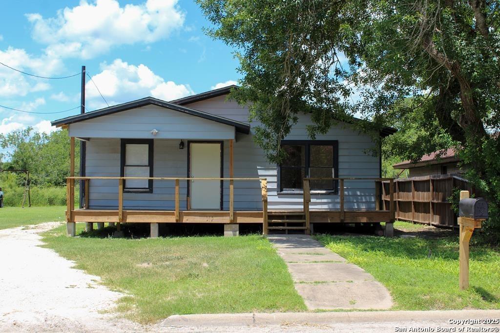 W Powell St, Beeville, TX 78102