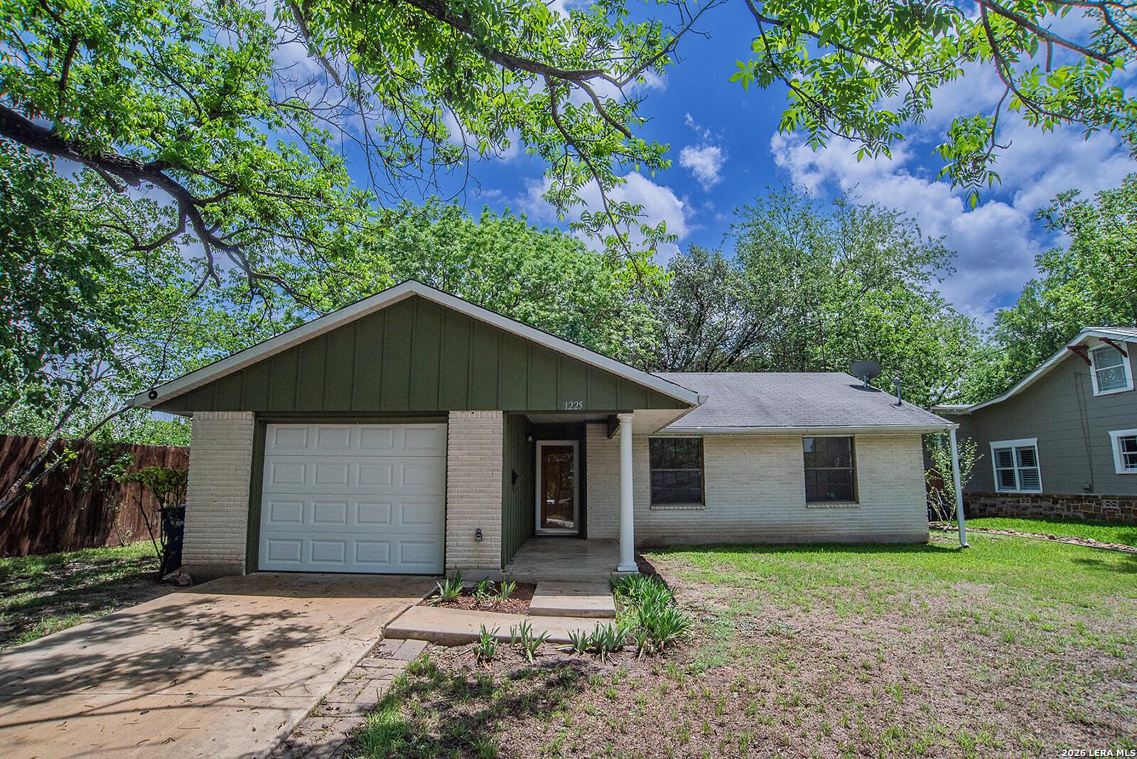 W Coll St, New Braunfels, TX 78130