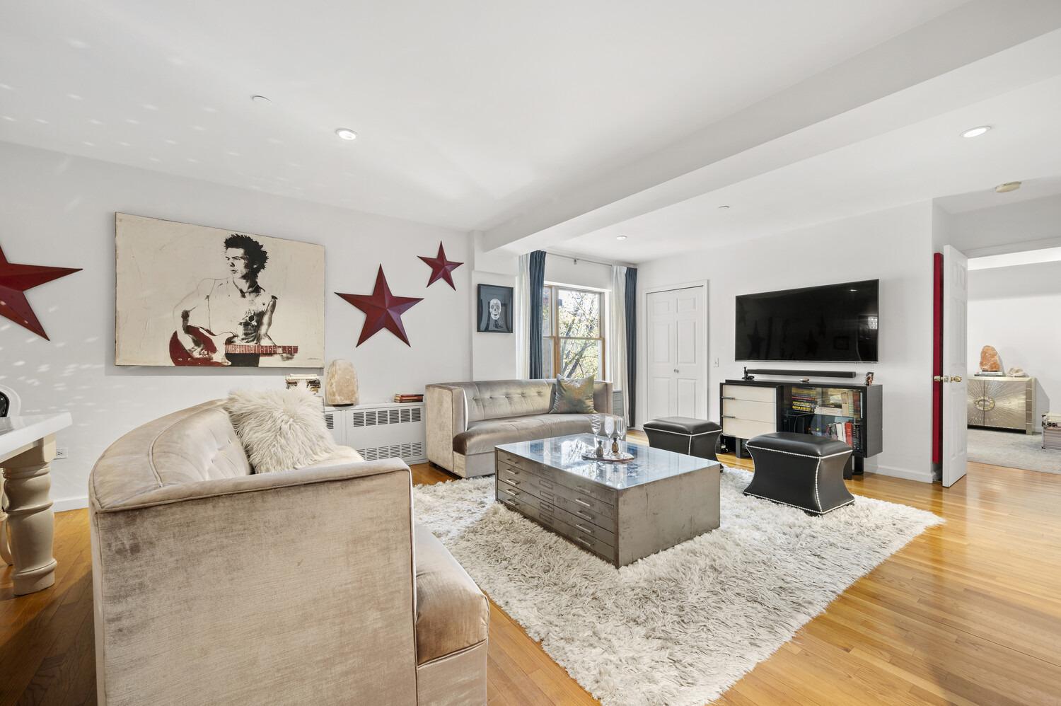E 6th St, New York, NY 10009