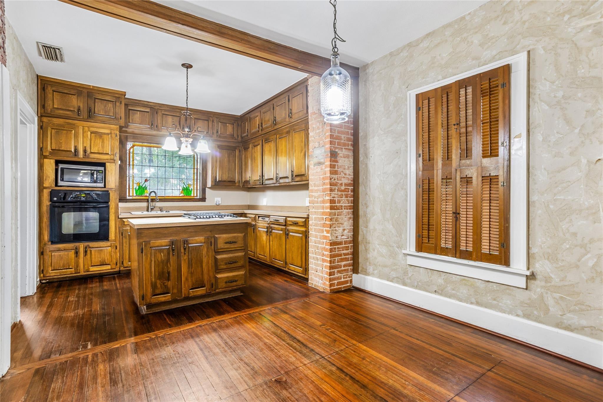 Mistletoe Dr, Fort Worth, TX 76110