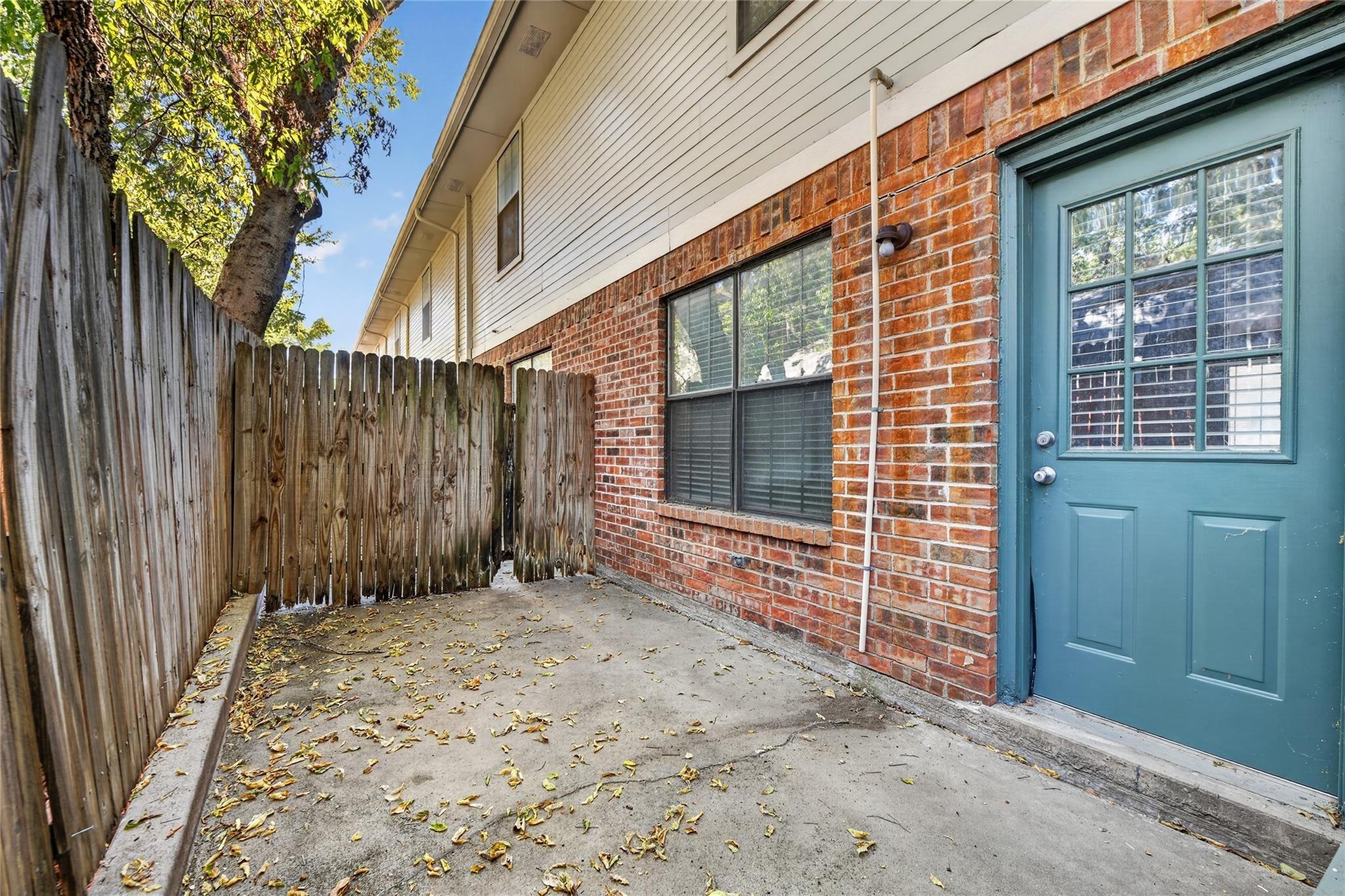 W Hickory St, Denton, TX 76201