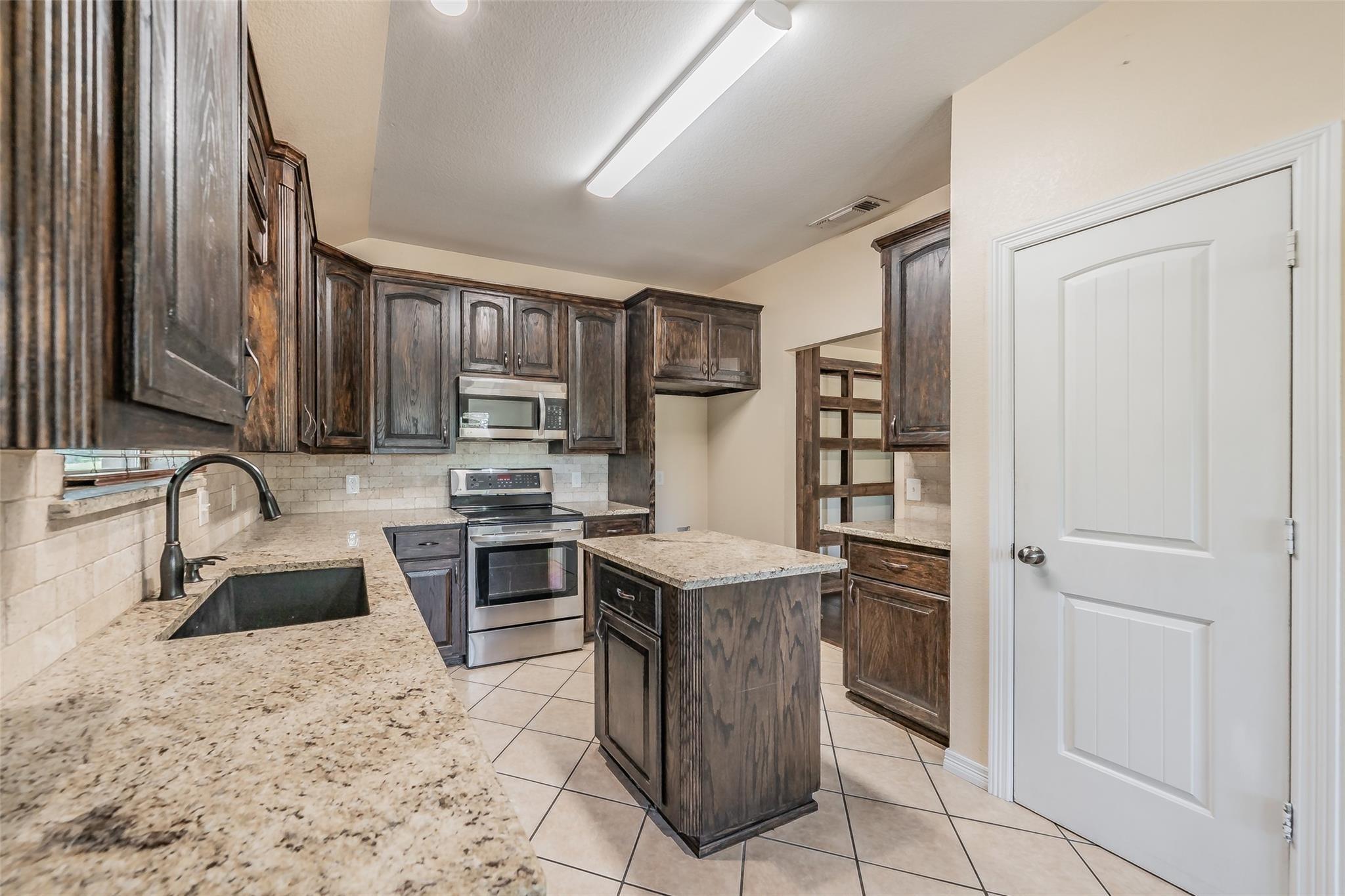 Pleasant Oaks Ln, Springtown, TX 76082