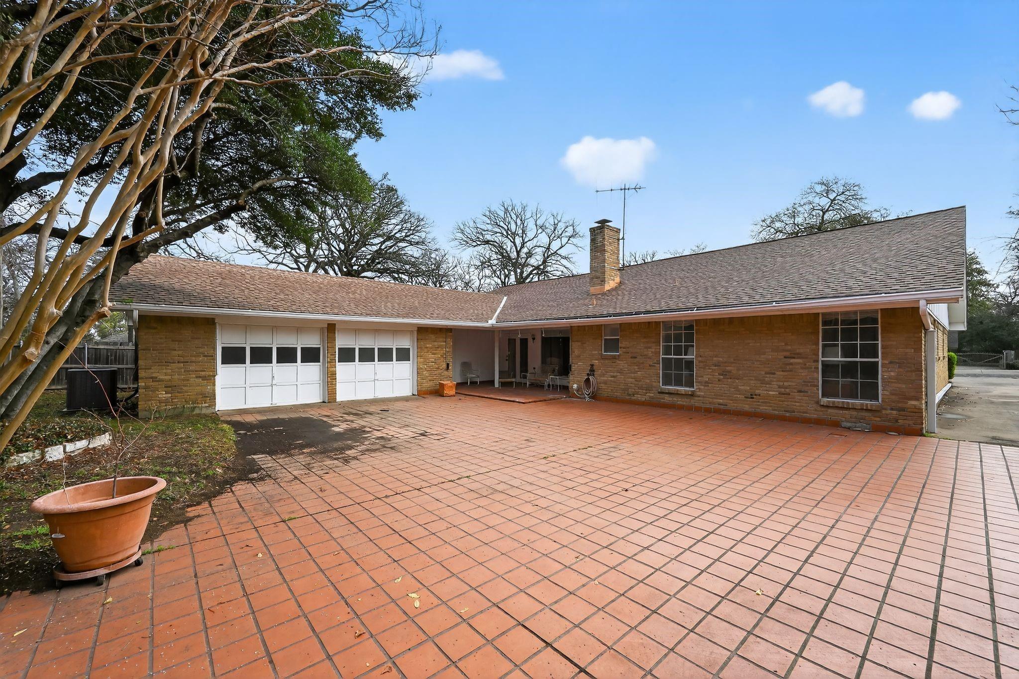 Castlewood Ln, Arlington, TX 76012