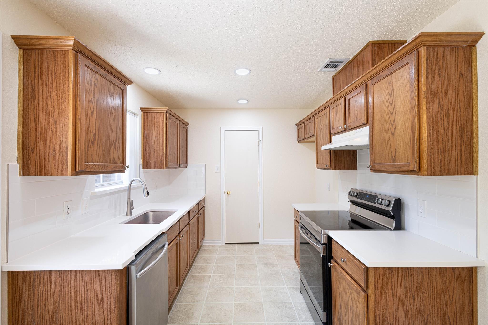 W Mitchell St, Arlington, TX 76013