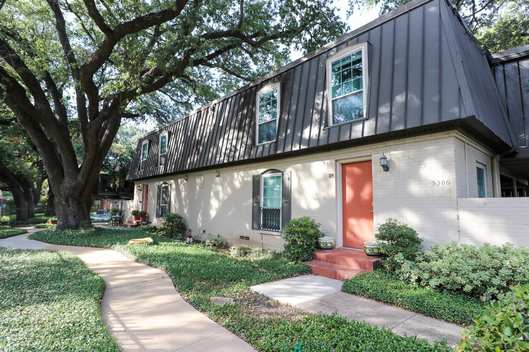 Fleetwood Oaks Ave, Dallas, TX 75235
