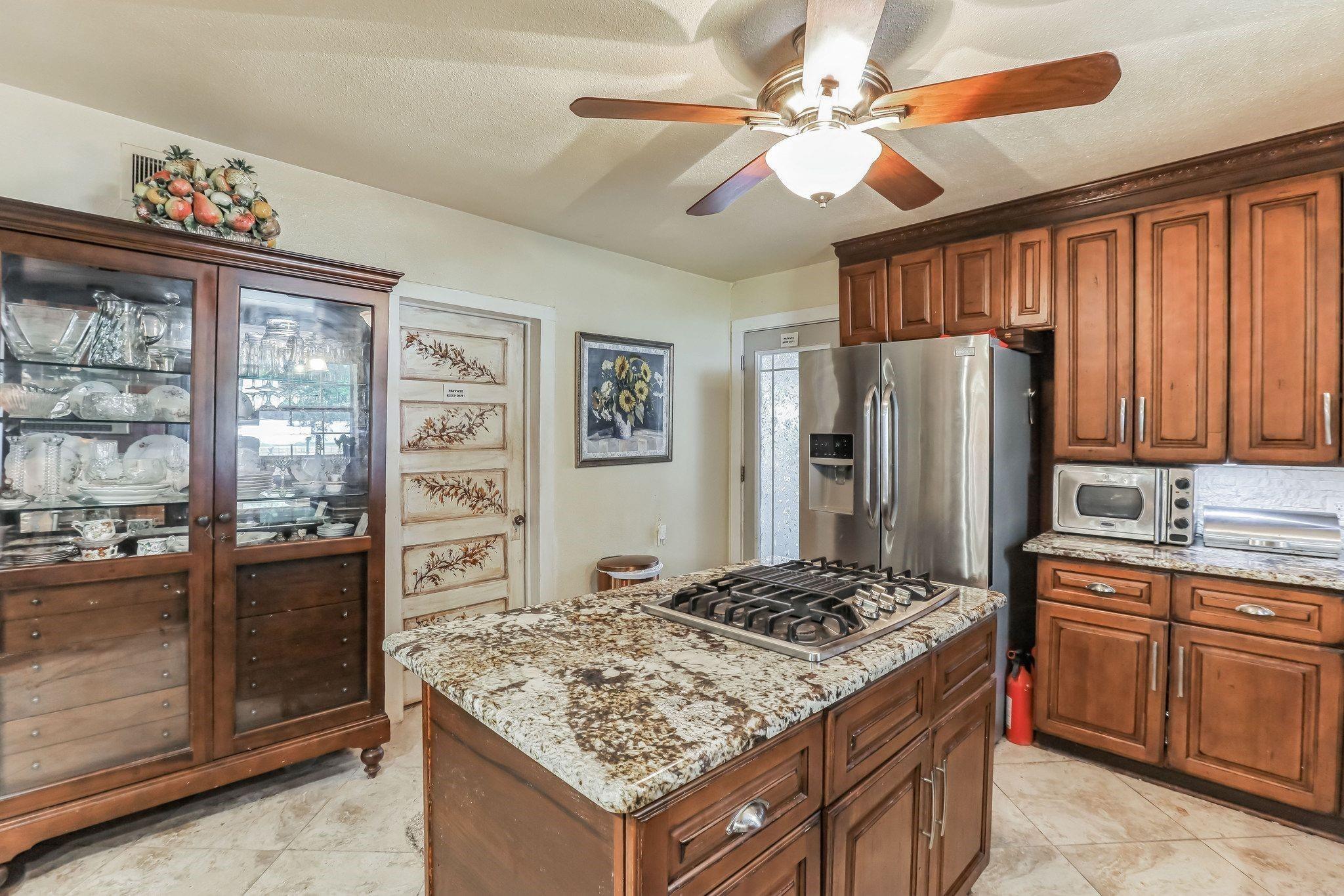 W Commerce St, San Saba, TX 76877