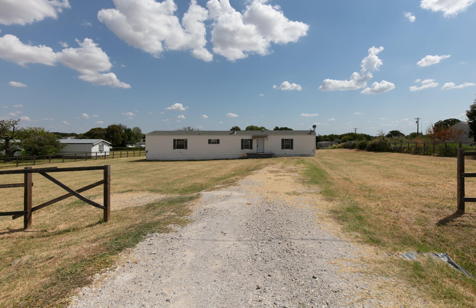 Creekview Meadows Ct, Springtown, TX 76082