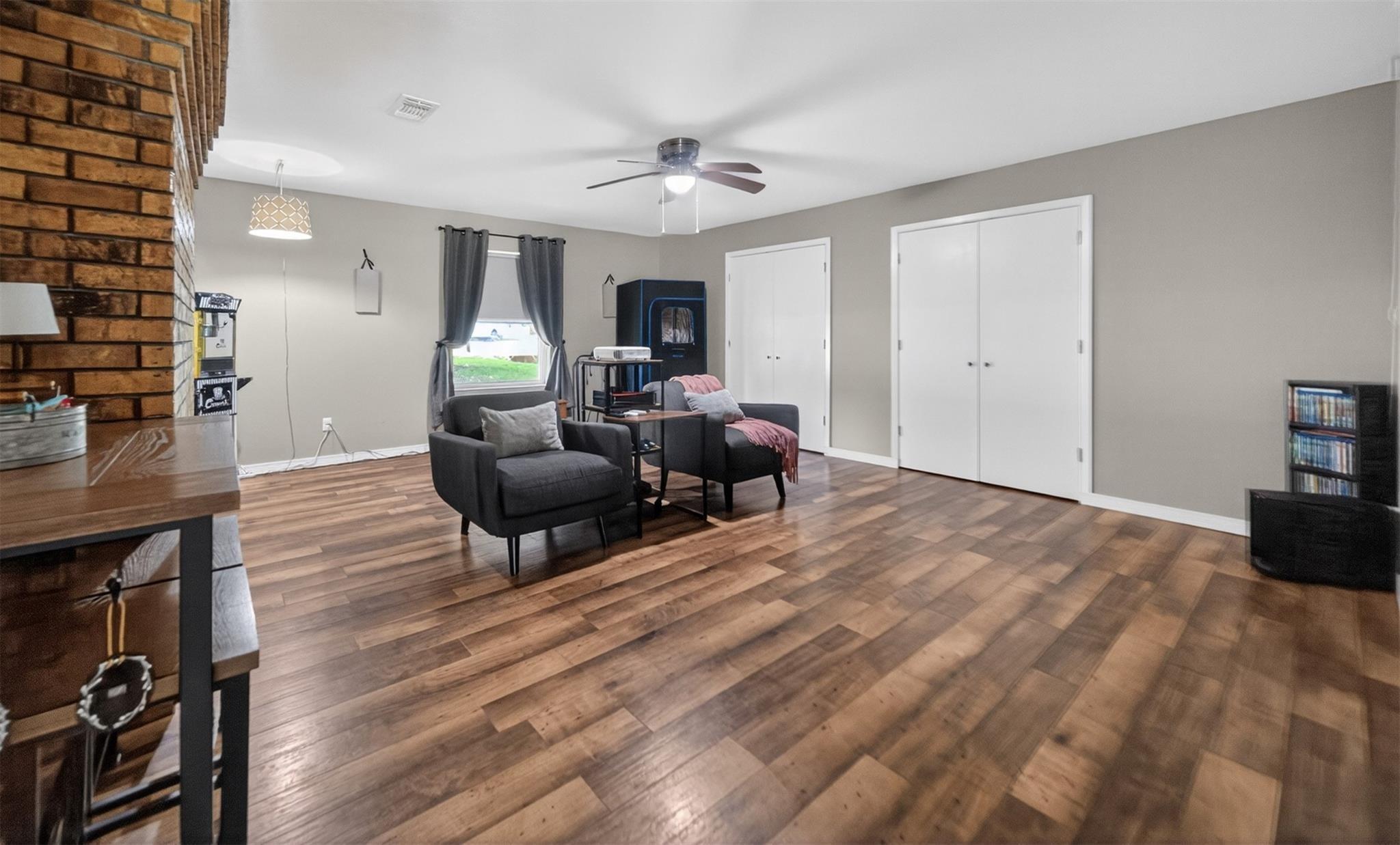 S Oak St, Van, TX 75790
