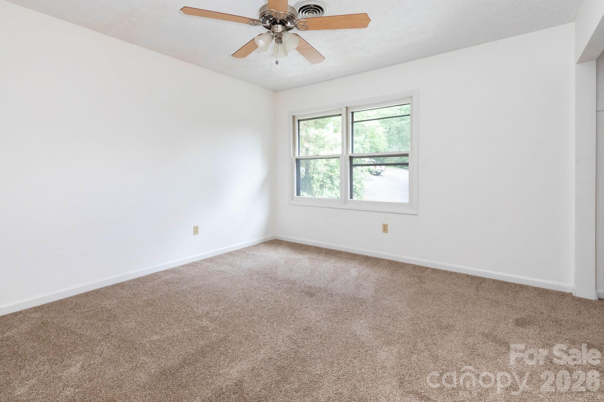 Buck Cove Ter, Asheville, NC 28805