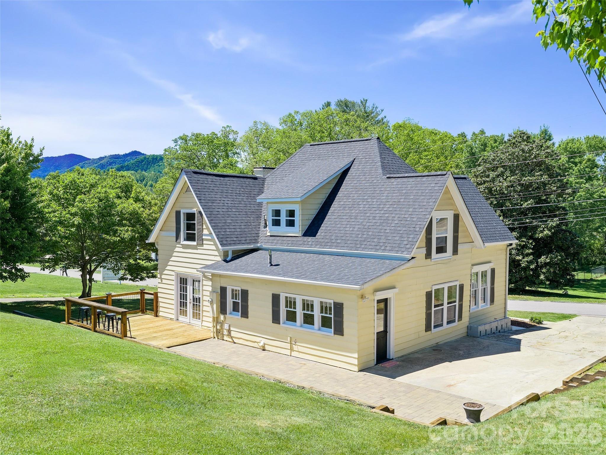 Robertson St, Burnsville, NC 28714