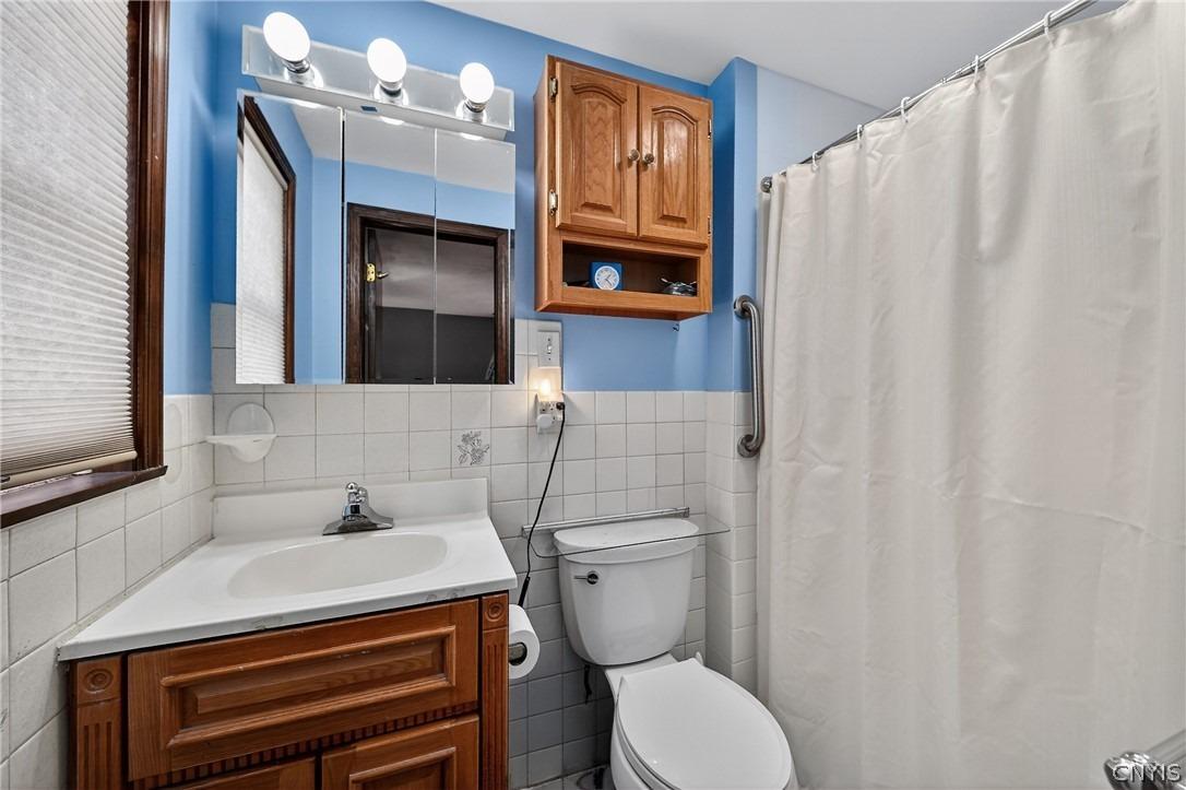N Glencove Rd, Syracuse, NY 13206