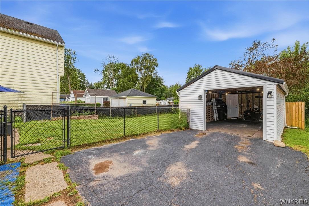 Hyde Park, Lockport, NY 14094