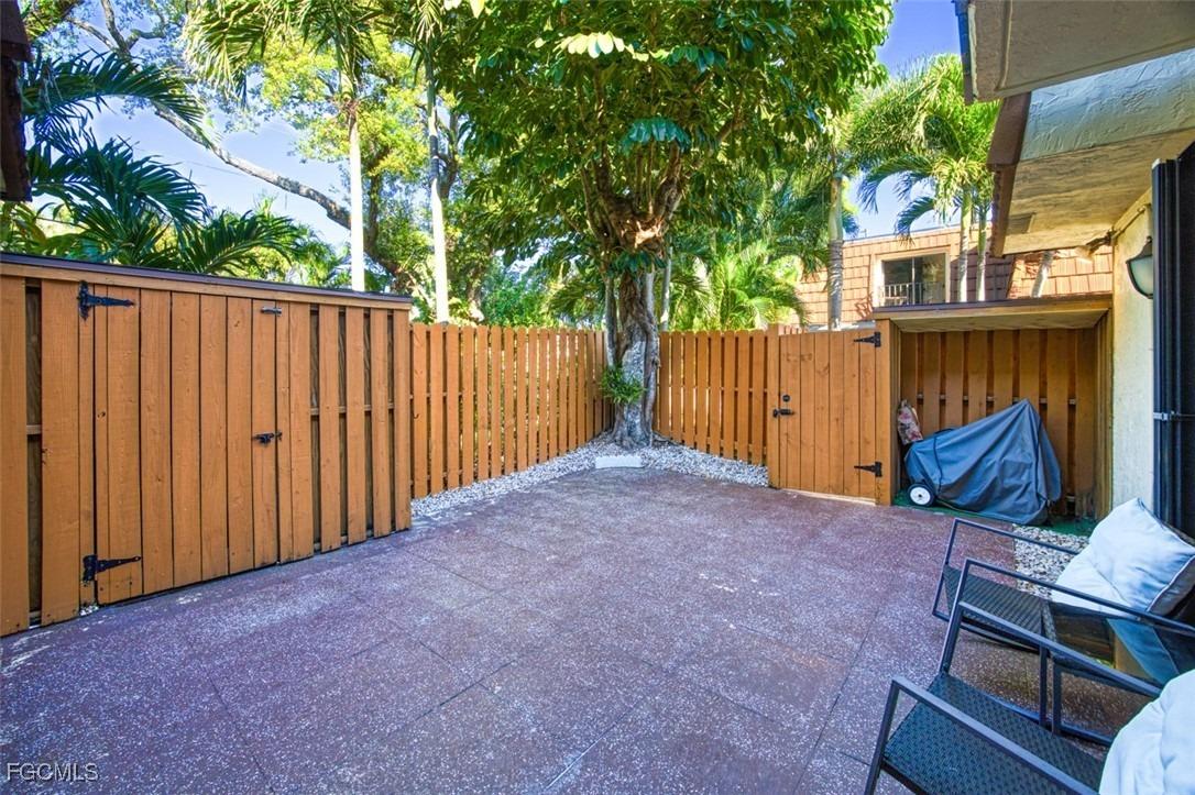 Park Shore Cir, Fort Myers, FL 33901