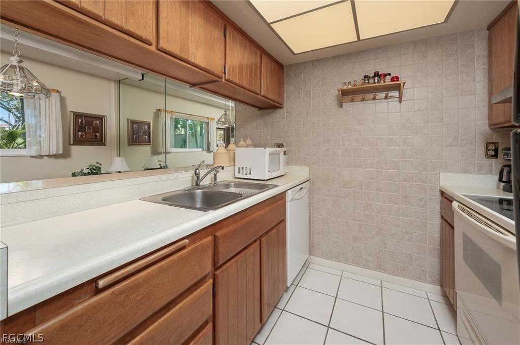 Island Cir, Fort Myers, FL 33919