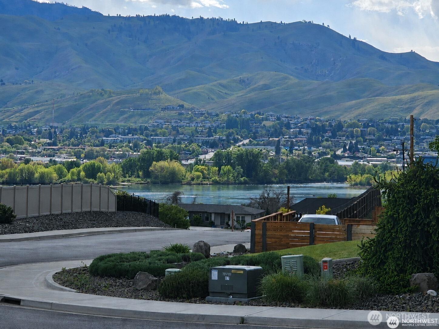 Nw Delcon Ct, East Wenatchee, WA 98802
