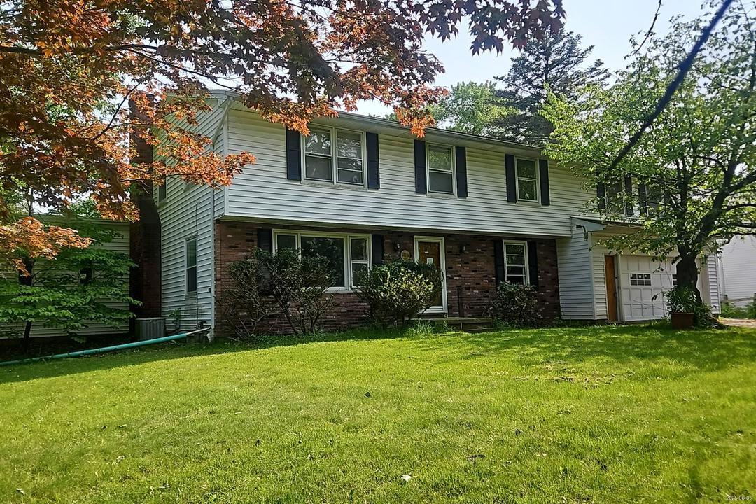 Ridgewood Dr, Lockport, NY 14094