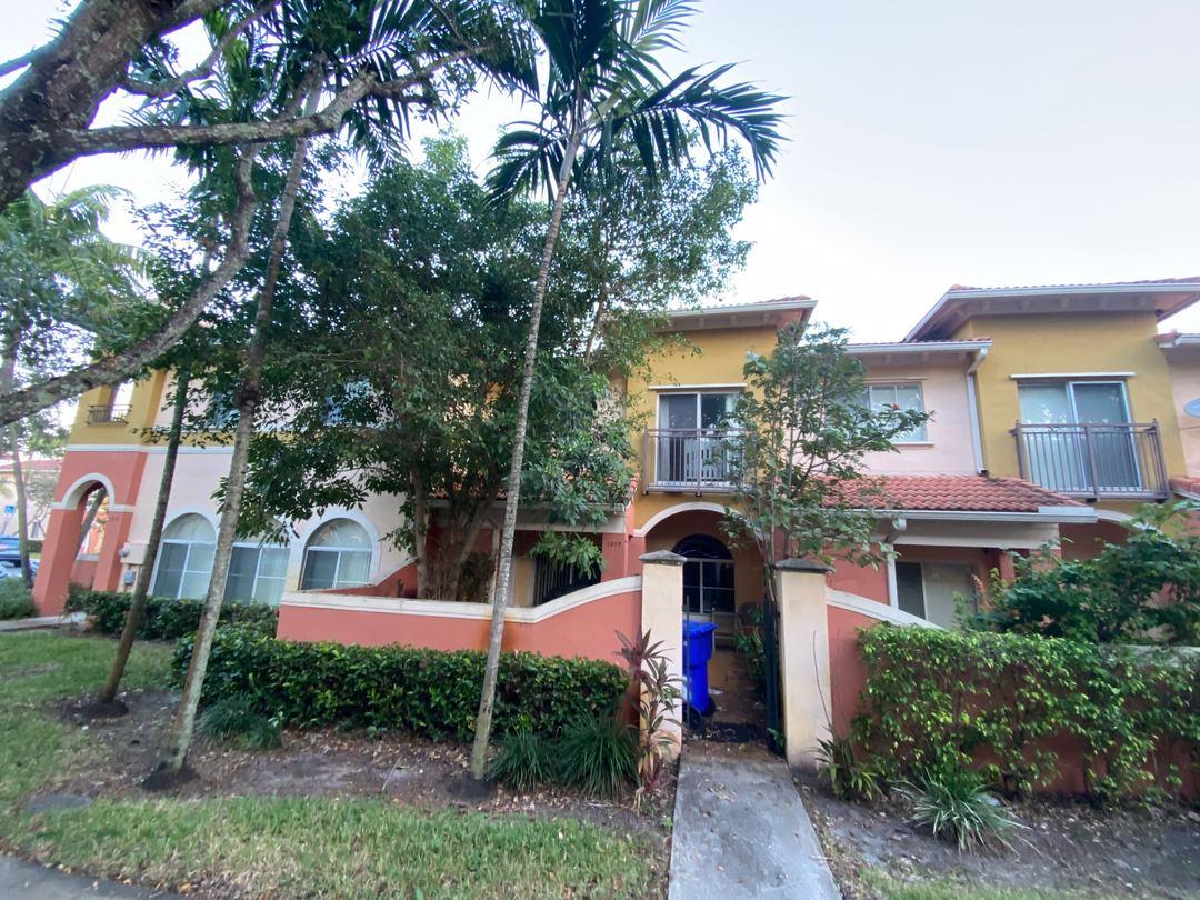 N Santa Catalina Cir, North Lauderdale, FL 33068